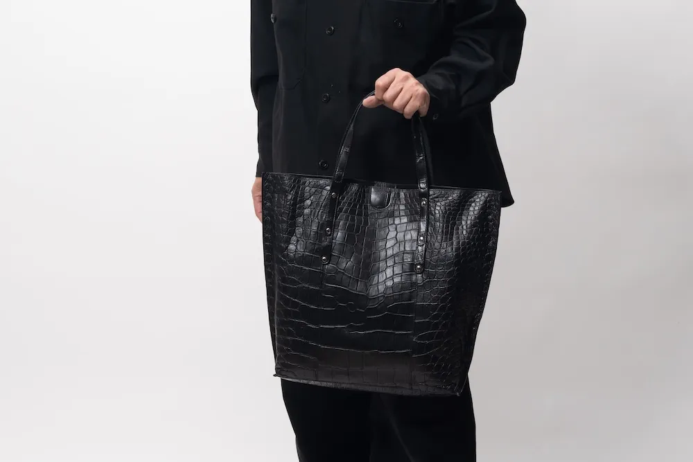 マットクロコソフトトート黒 手持ち