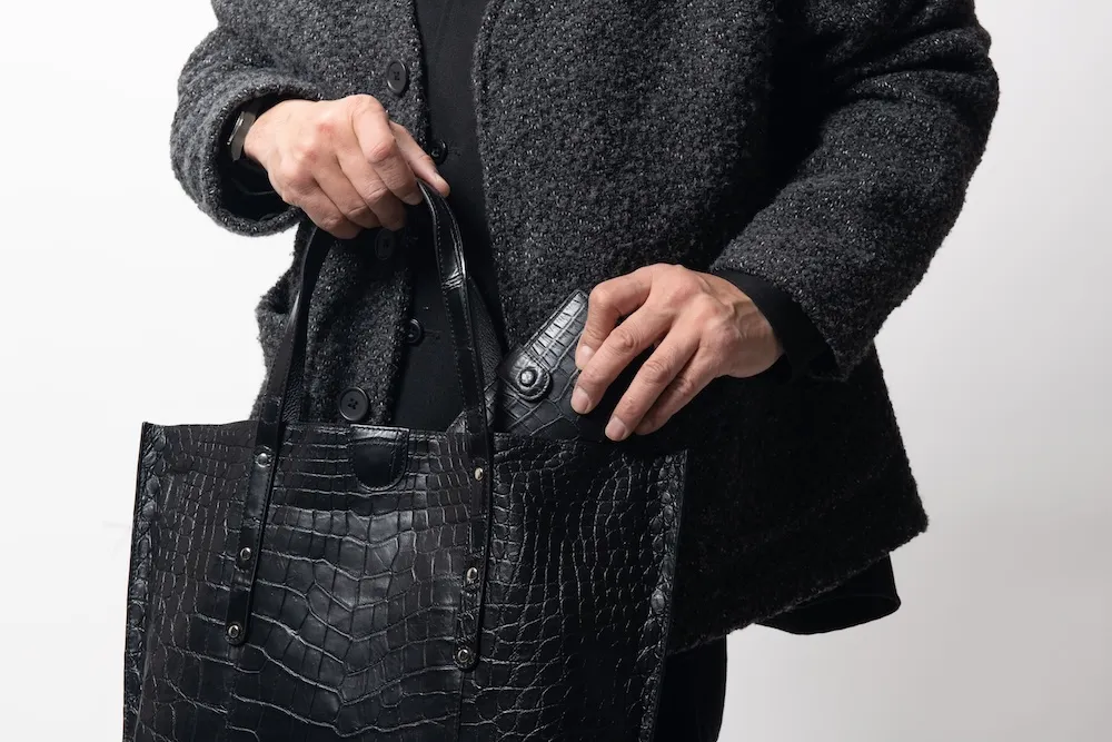 マットクロコボタン付き二つ折財布 正面